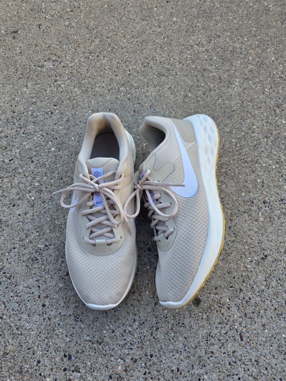 Nike Women's Beige Lightweigt Sneaker  Size 10.5 - Picture 14 of 15